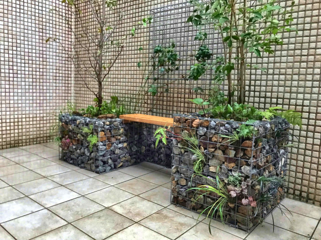 ベンチ つるバラフェンス付きガビオンのプランター Japanese Garden Tokyo By 成城グリーン株式会社