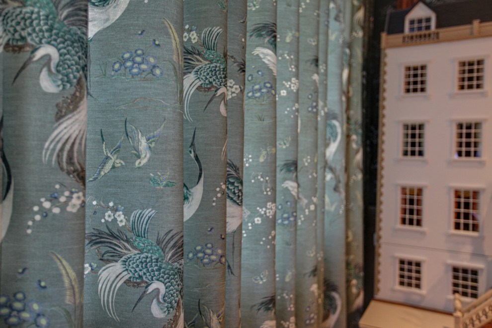 Kleines, Repräsentatives, Abgetrenntes Klassisches Wohnzimmer mit grüner Wandfarbe, Teppichboden, verstecktem TV und Tapetenwänden in Essex