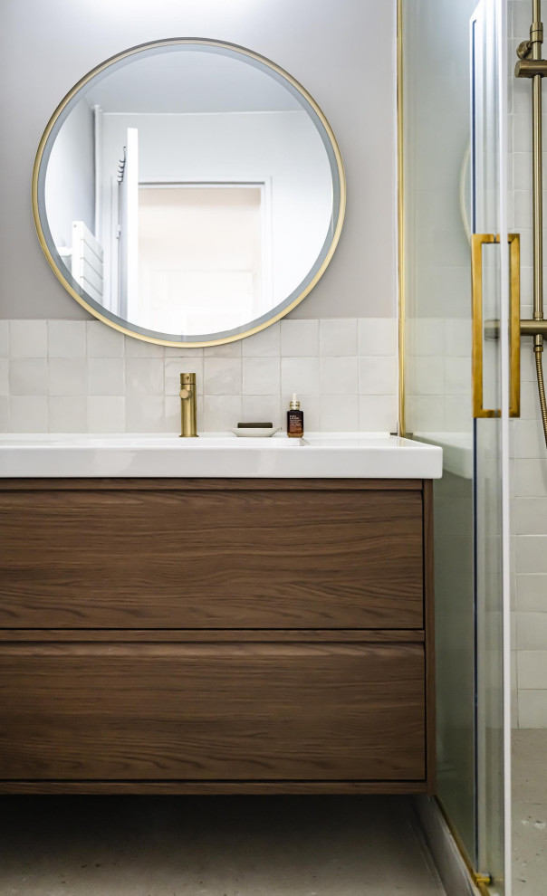 Idées déco pour salle de bain in bois brun With un placard à porte plane, WC séparés, un carrelage blanc, un mur beige, un plan vasque, une cabine de douche à porte coulissante, un plan de toilette blanc, meuble simple vasque and meuble-lavabo suspendu.