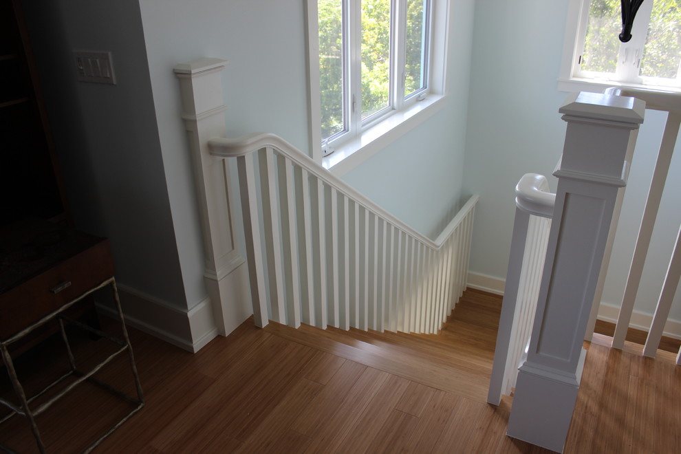 Стильный дизайн: деревянная лестница в стиле неоклассика (современная классика) с деревянными ступенями и деревянными перилами - последний тренд