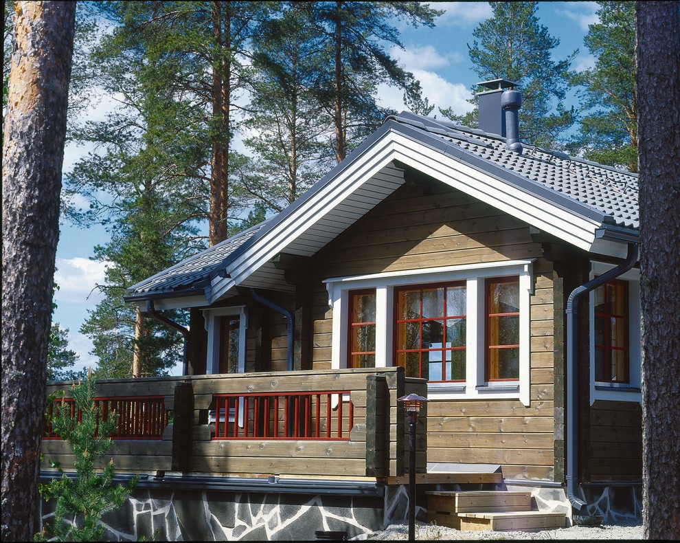 Inspiration for a country one-storey brown house exterior in Saint Petersburg with wood siding and a gable roof.