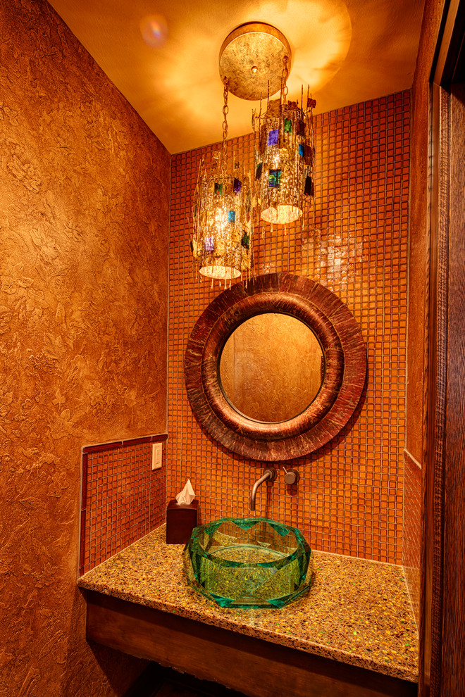 Diseño de aseo rústico pequeño con lavabo sobreencimera, encimera de vidrio reciclado, baldosas y/o azulejos naranja, baldosas y/o azulejos en mosaico y parades naranjas