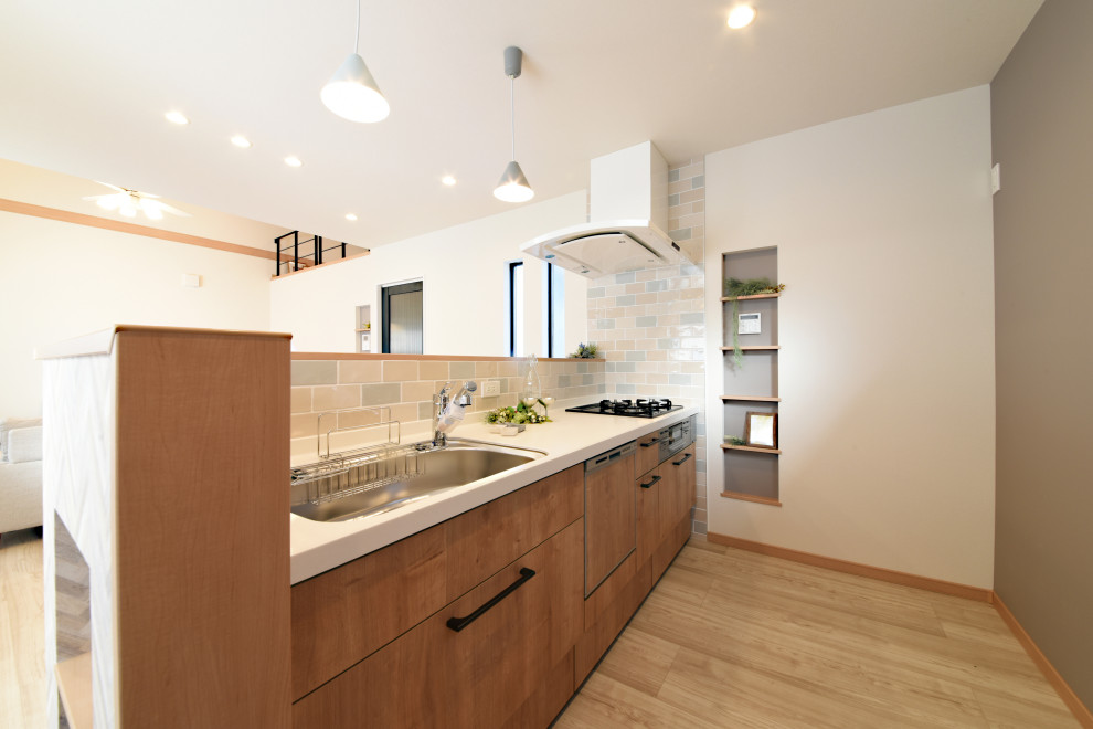 Inspiration för ett funkis linjärt kök med öppen planlösning, med flerfärgad stänkskydd, stänkskydd i stenkakel, plywoodgolv och beiget golv