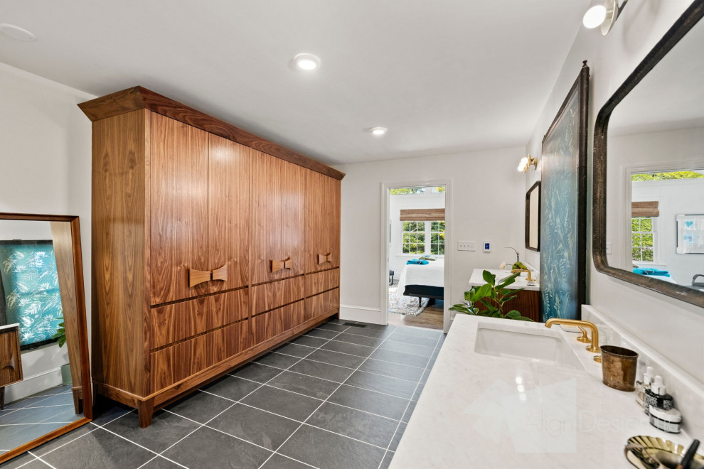 Photo of a large midcentury master bathroom in Other with medium wood cabinets, an open shower, a one-piece toilet, white walls, porcelain floors, an undermount sink, engineered quartz benchtops, black floor, an open shower, white benchtops and a freestanding vanity.