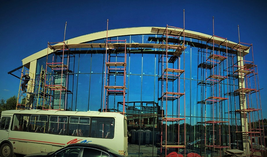 МОНТАЖ ПЛАНКЕНА НА ТЕННИСНОМ КОРТЕ.