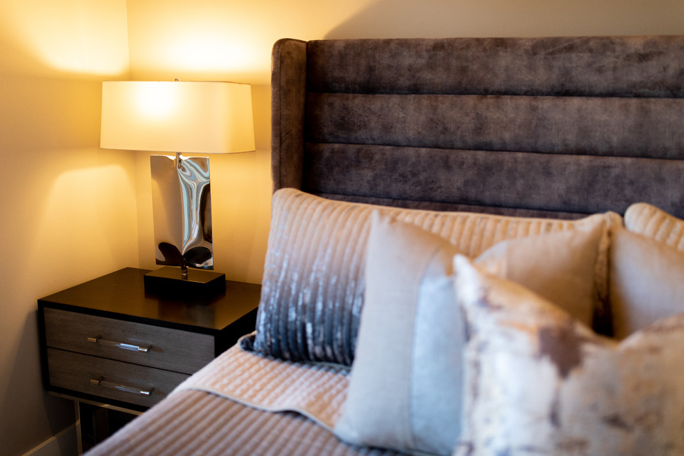Bedroom - contemporary bedroom idea