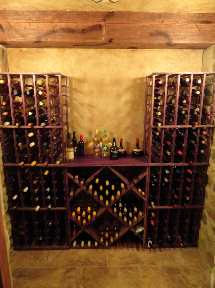 Exemple d'une petite cave à vin nature avec des casiers losange.