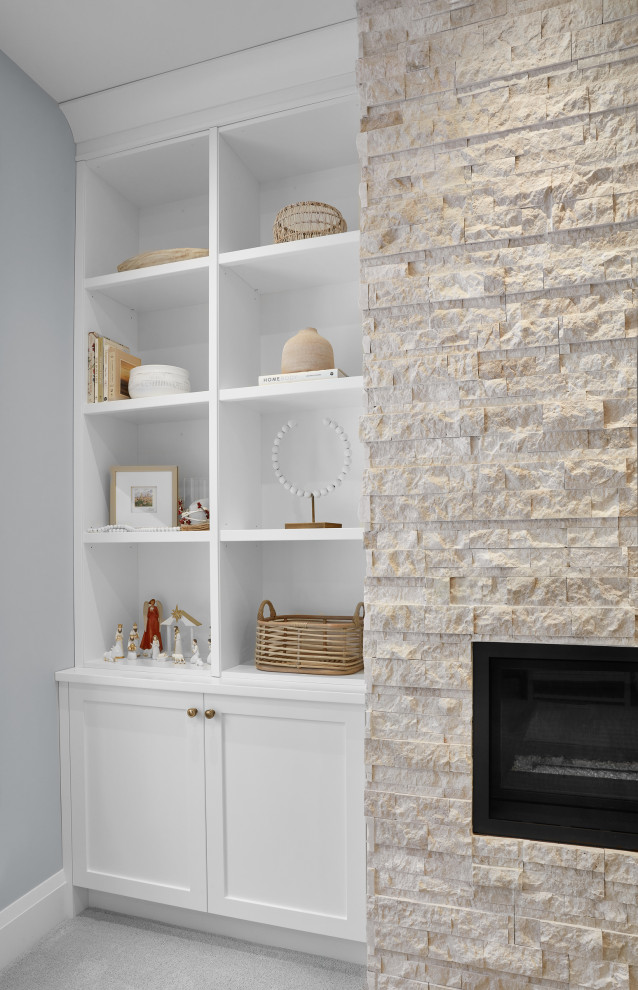 Cette image montre un bureau design de taille moyenne avec un mur gris, moquette, une cheminée standard, un manteau de cheminée en brique, un bureau intégré et un sol gris.