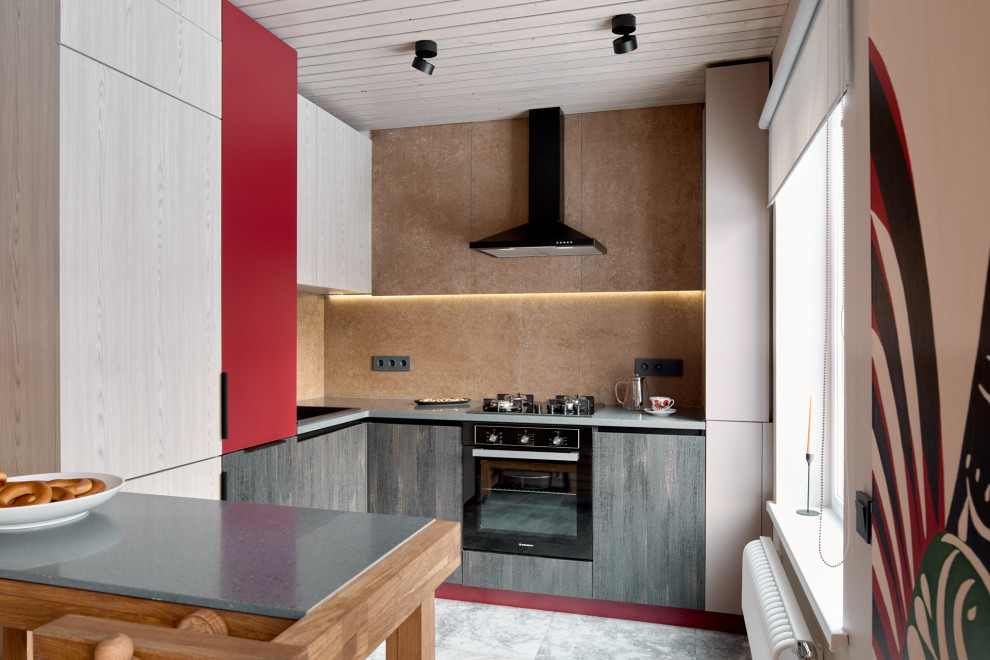 Кухня с верстаком и красная лестница