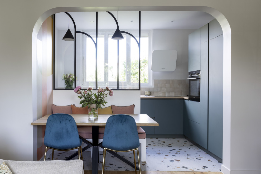 Ejemplo de cocina contemporánea de tamaño medio con fregadero integrado, armarios con paneles lisos, puertas de armario verdes, encimera de laminado, salpicadero con mosaicos de azulejos y suelo de terrazo