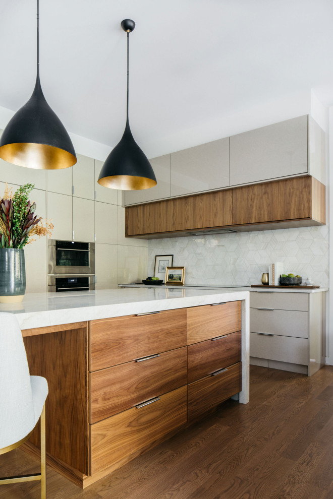 Esempio di una cucina minimalista di medie dimensioni con ante lisce, ante in legno scuro, paraspruzzi grigio, pavimento in legno massello medio e top bianco