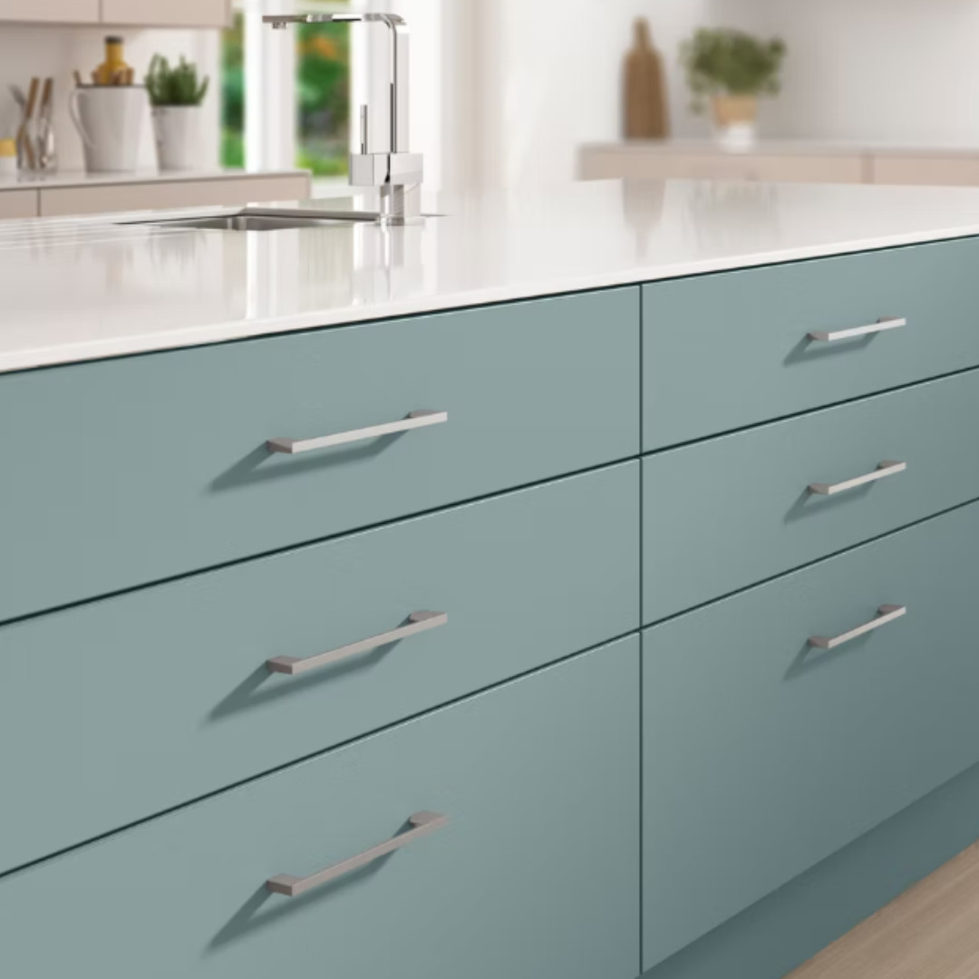 Modern slab kitchen with sleek, minimalist cabinets in a contemporary Leicester home. Perfect for streamlined, handle-free kitchen designs across Leicestershire.