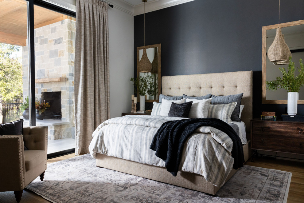 Ejemplo de dormitorio principal y gris y negro clásico renovado de tamaño medio con paredes multicolor, suelo de madera en tonos medios y suelo marrón