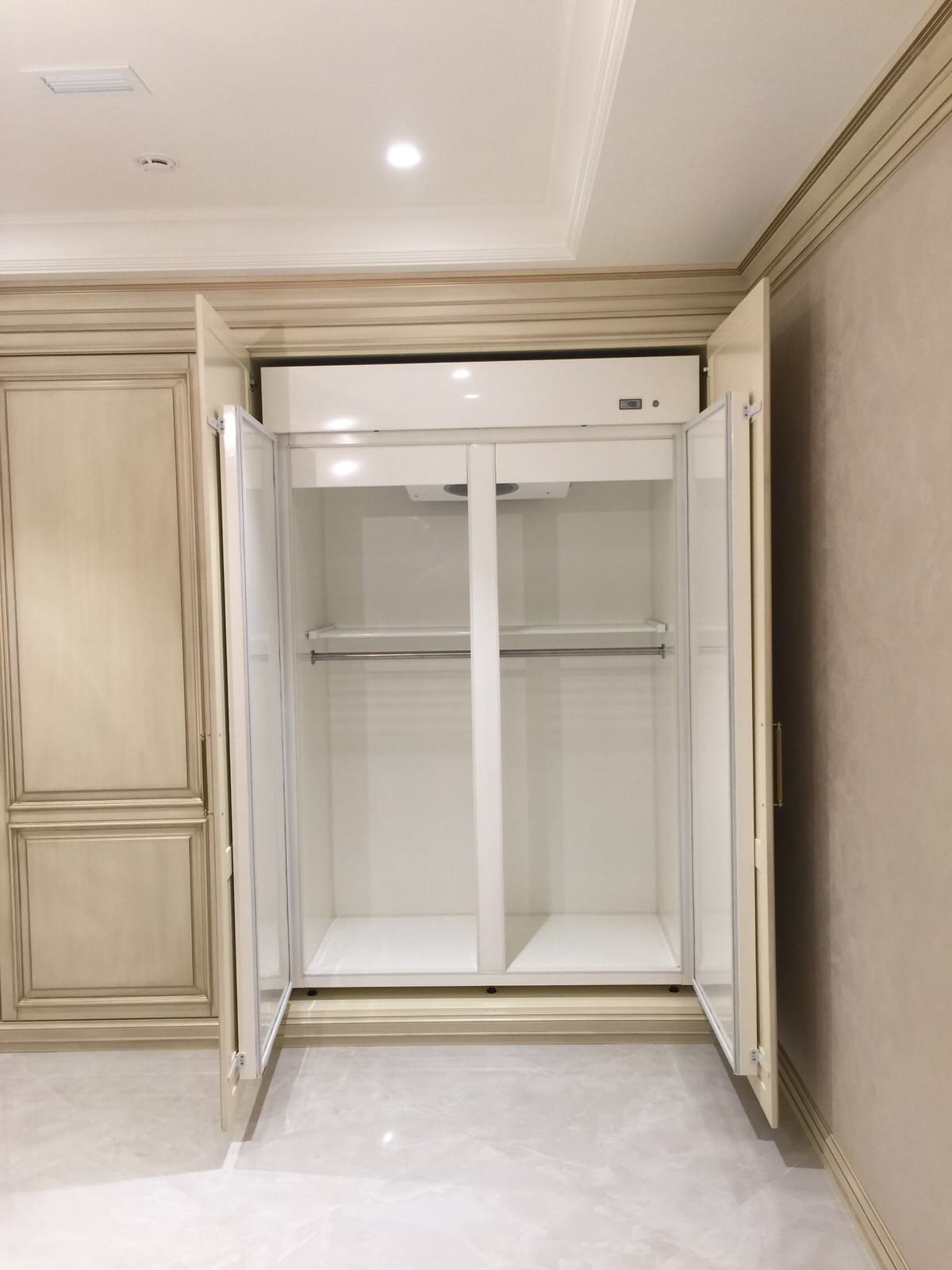 2 встроенных в интерьер холодильника для шуб