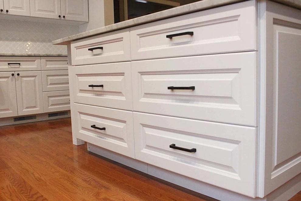 Kitchen - transitional kitchen idea in New York