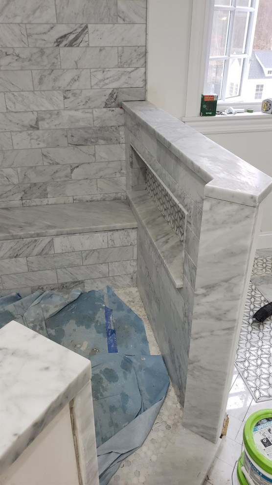 Ispirazione per una stanza da bagno chic di medie dimensioni con vasca freestanding, doccia ad angolo, pavimento in marmo, pavimento grigio, porta doccia a battente, panca da doccia e due lavabi