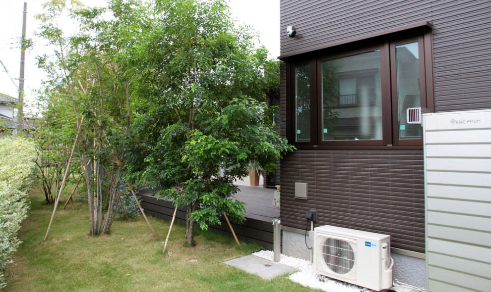 Immagine di un ampio giardino minimalista esposto in pieno sole nel cortile laterale in estate