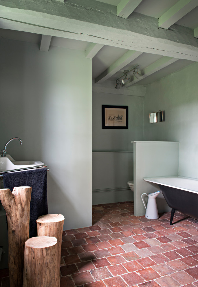 Rénovation salle de bain normande, peinture vert céladon "ressource".