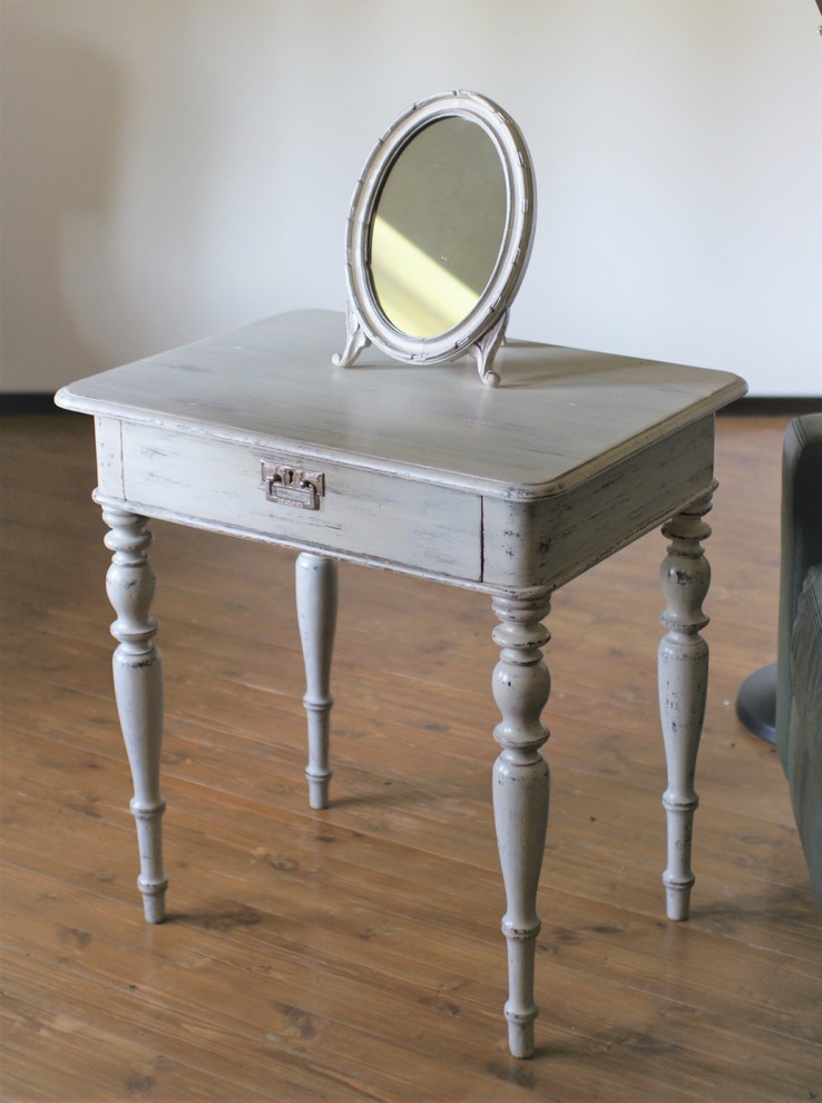 Столик туалетный