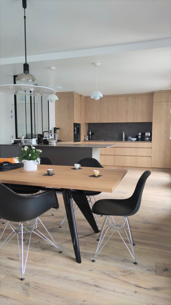 Источник вдохновения для домашнего уюта: кухня в современном стиле с одинарной мойкой, светлыми деревянными фасадами и островом