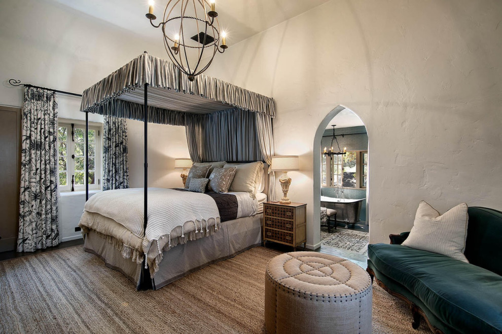 サンタバーバラにある広いシャビーシック調のおしゃれな主寝室 (白い壁、濃色無垢フローリング、暖炉なし、茶色い床、三角天井)