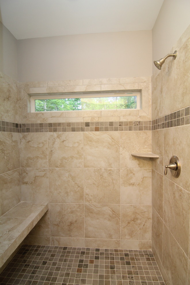 Idéer för ett mellanstort klassiskt en-suite badrum, med luckor med infälld panel, vita skåp, en hörndusch, en toalettstol med hel cisternkåpa, beige kakel, keramikplattor, grå väggar och klinkergolv i keramik