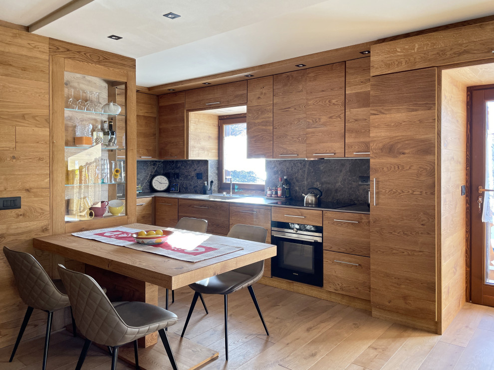 Foto de sala de estar abierta contemporánea pequeña con paredes marrones, suelo de madera clara, televisor colgado en la pared, suelo marrón, bandeja y boiserie