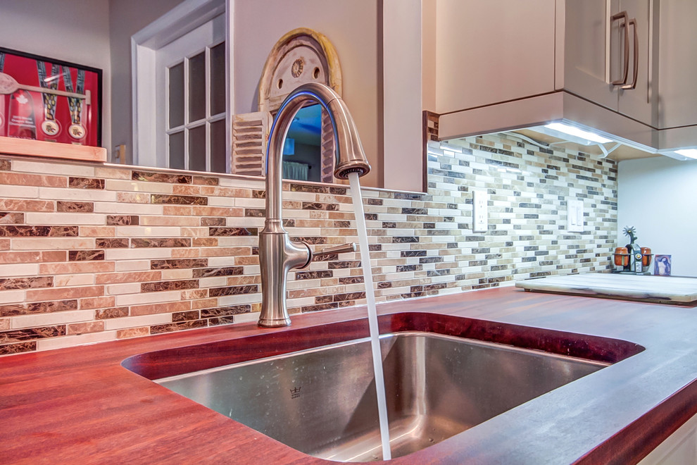 Example of a transitional kitchen design in Toronto