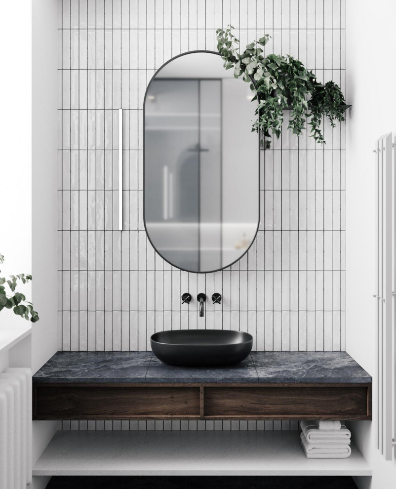 Inredning av ett modernt mellanstort grå grått en-suite badrum, med öppna hyllor, bruna skåp, ett undermonterat badkar, en dusch/badkar-kombination, en vägghängd toalettstol, vit kakel, keramikplattor, vita väggar, klinkergolv i keramik, ett fristående handfat, marmorbänkskiva, vitt golv och med dusch som är öppen