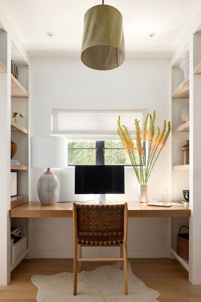 Foto di uno studio tradizionale di medie dimensioni con pareti bianche, parquet chiaro e scrivania incassata