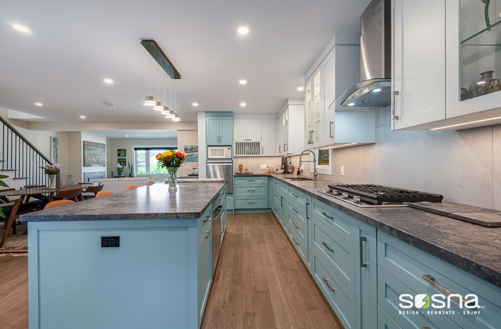 Inspiration for a transitional home design remodel in Toronto