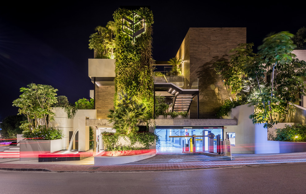 Ejemplo de jardín in patio lateral With jardín vertical and exposición parcial al sol