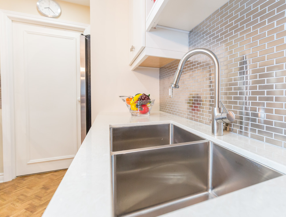 Transitional kitchen photo in Toronto