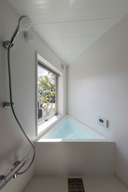 異形の角地に建つ住まい moderne-salle-de-bain