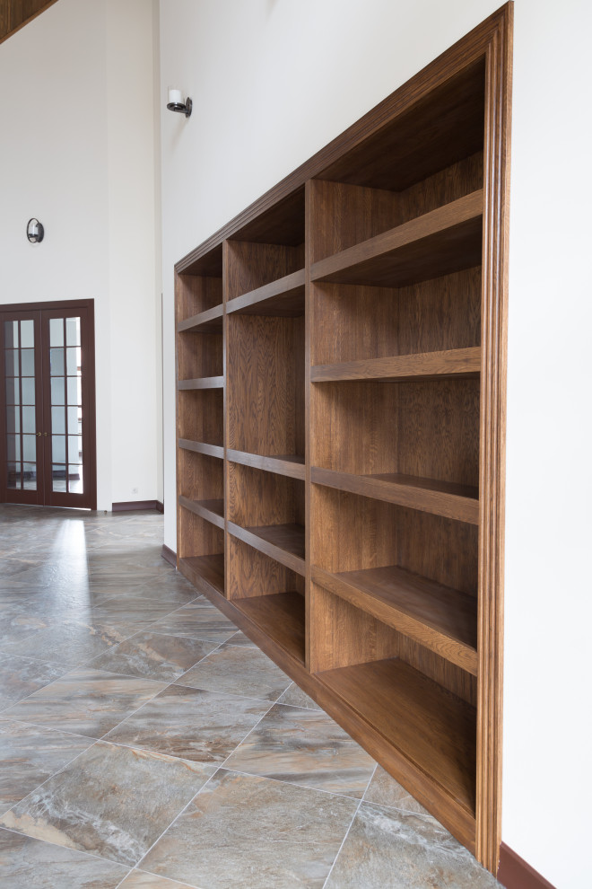 Встроенный открытый шкаф в каминной из дуба в масле