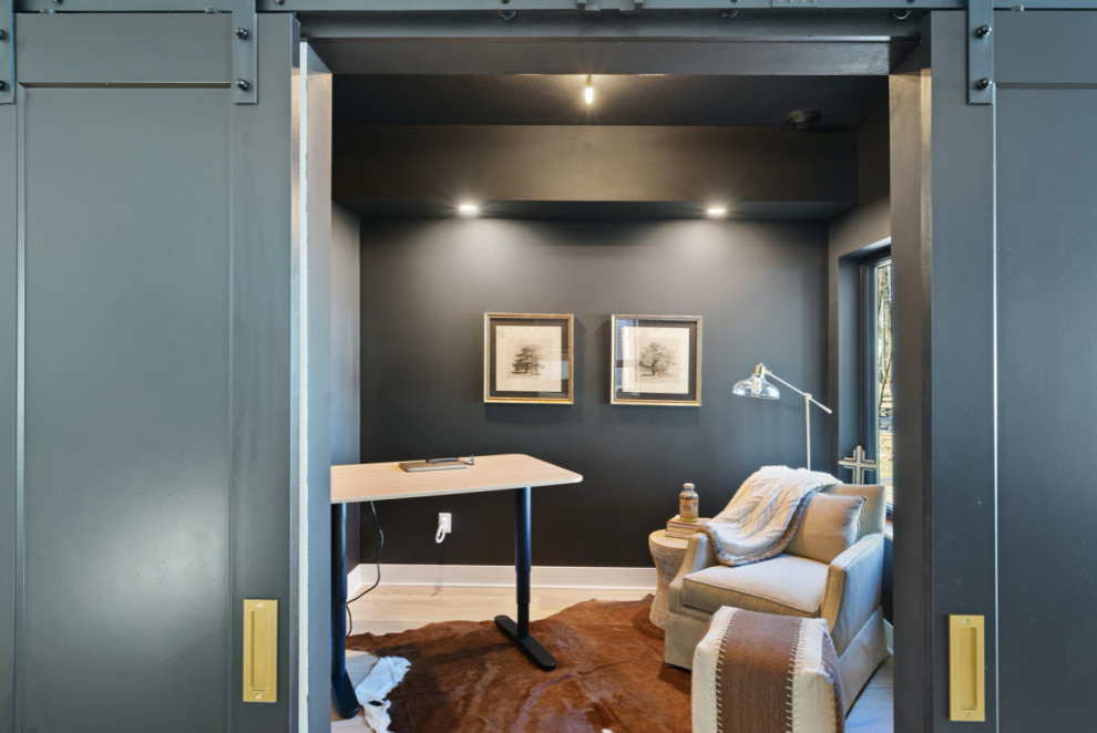 Kleines Arbeitszimmer mit grauer Wandfarbe, hellem Holzboden, freistehendem Schreibtisch und braunem Boden in Minneapolis