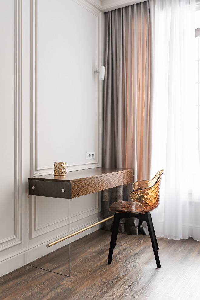 Стол на стеклянных опорах