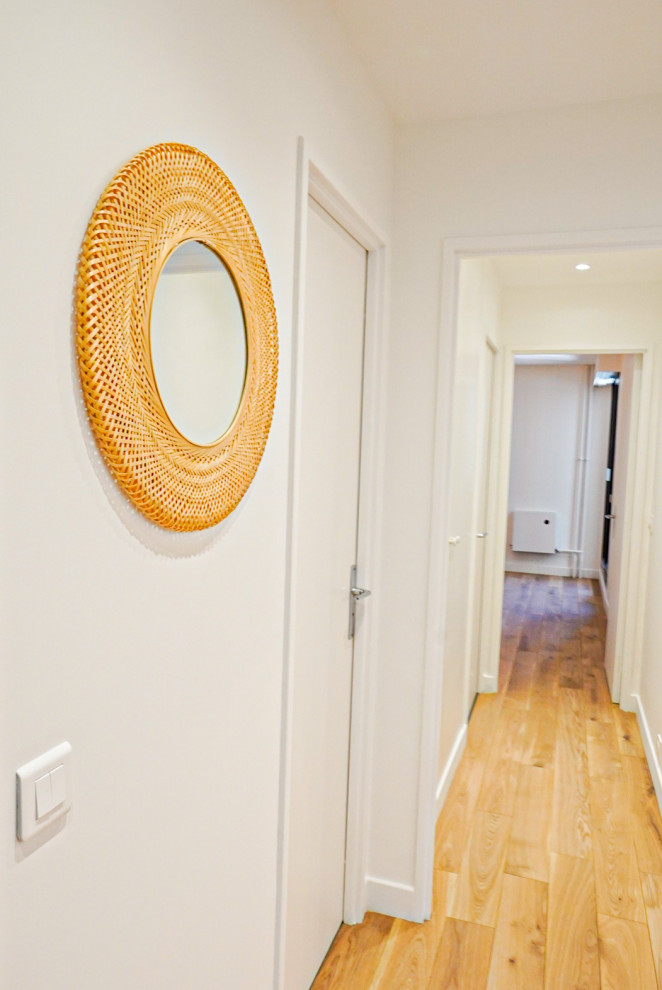 Idée de décoration pour un petit couloir minimaliste avec un mur beige, un sol en bois brun, un sol marron et un plafond décaissé.