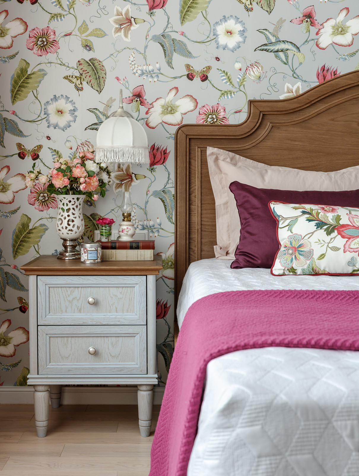 Гранатовая квартира для редактора интерьерного портала