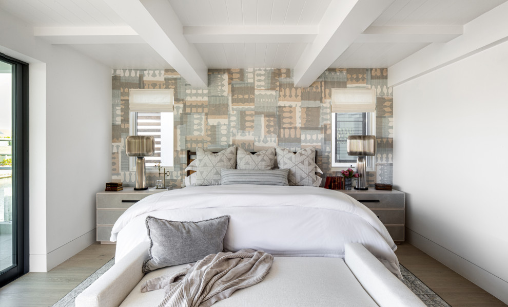 Modernes Hauptschlafzimmer mit weißer Wandfarbe, braunem Holzboden, braunem Boden, Kassettendecke, Holzdielendecke und Tapetenwänden in Orange County