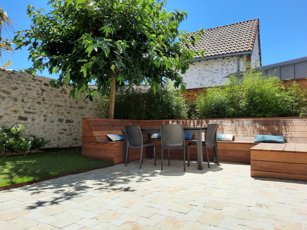 Idee per un giardino minimal esposto in pieno sole di medie dimensioni e dietro casa in estate con pavimentazioni in pietra naturale e recinzione in metallo
