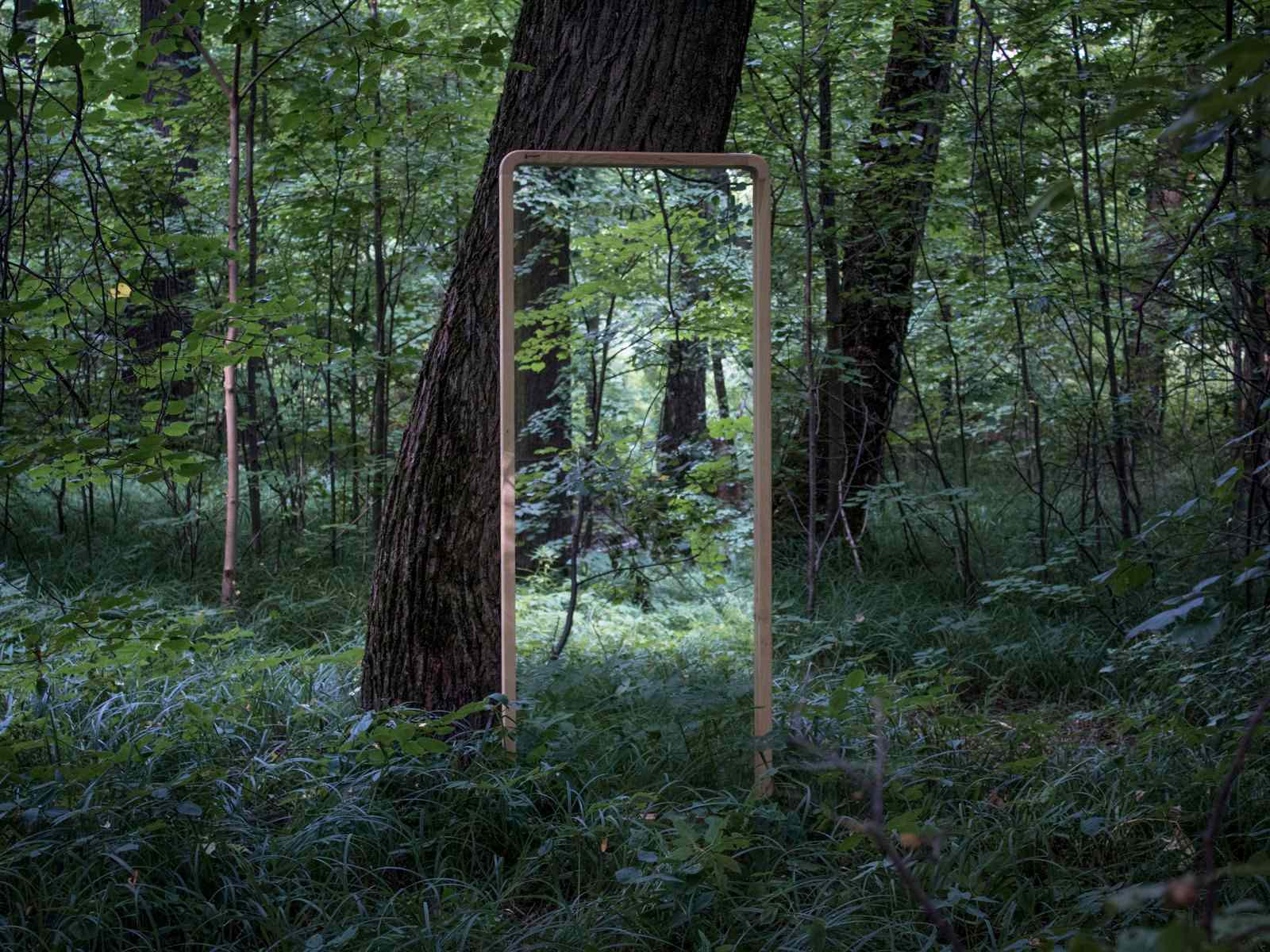 Зеркало в раме из ясеня