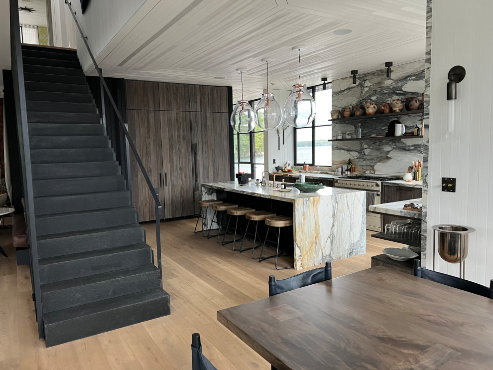 Стильный дизайн: огромная параллельная кухня-гостиная в стиле модернизм с плоскими фасадами, темными деревянными фасадами, светлым паркетным полом, островом, бежевым полом и многоуровневым потолком - последний тренд