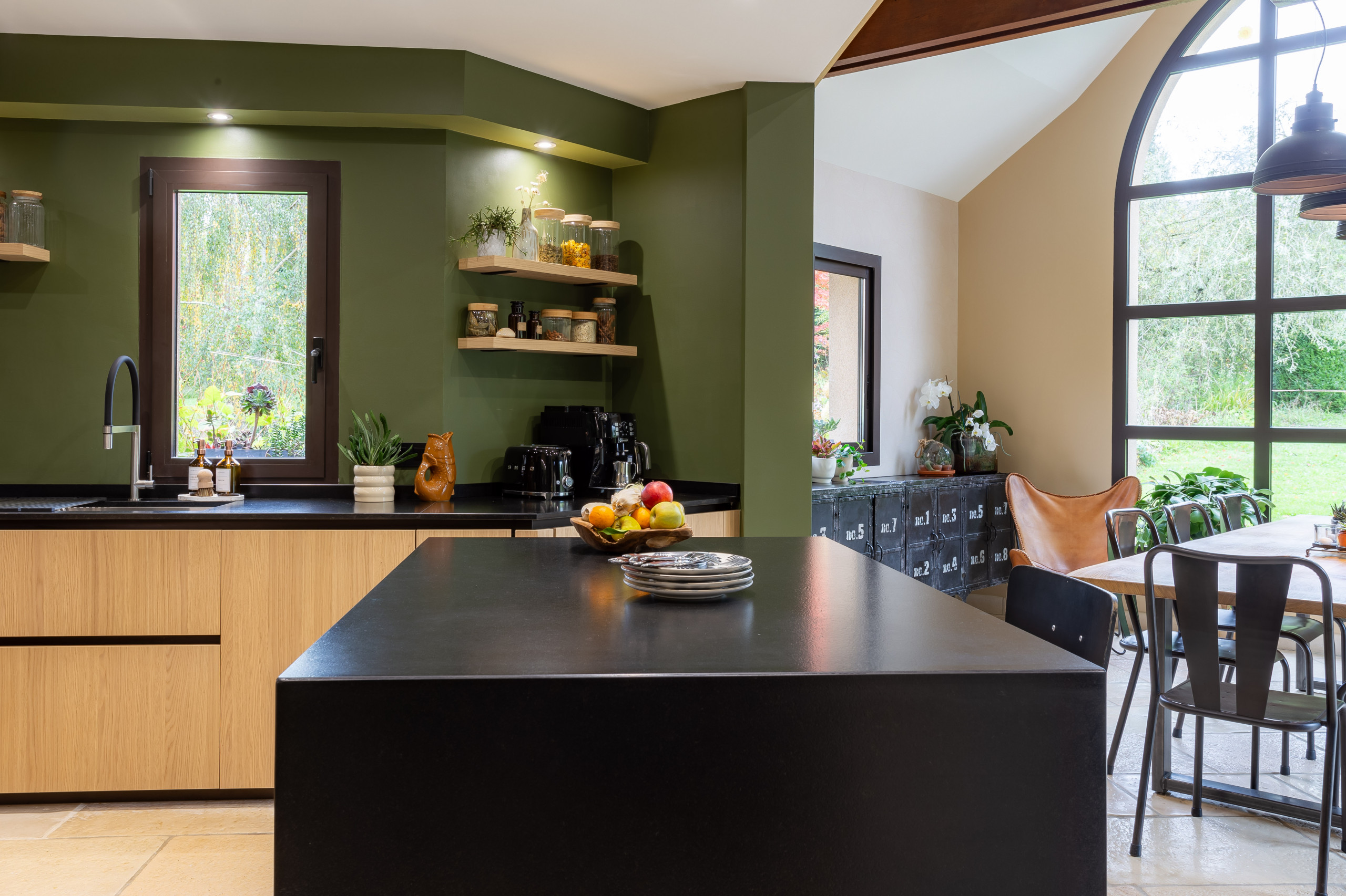 Réalisation d'une cuisine en bois dans un écrin végétal