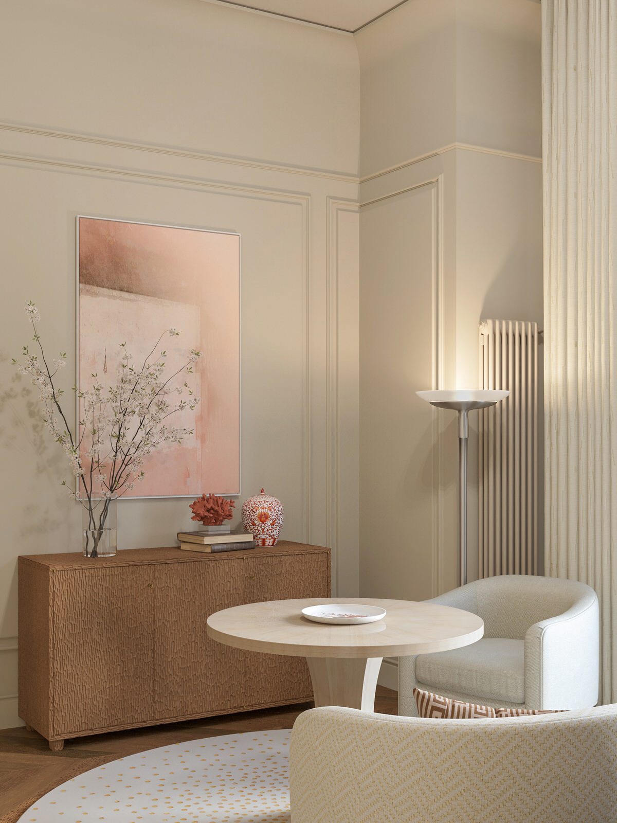 Спальня в доме с арочными окнами.