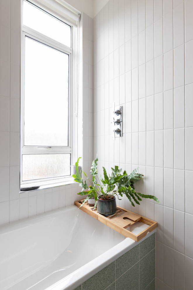 Exemple d'une salle de bain tendance de taille moyenne pour enfant avec un carrelage blanc, des carreaux de céramique, un mur vert, un sol en carrelage de céramique et meuble simple vasque.