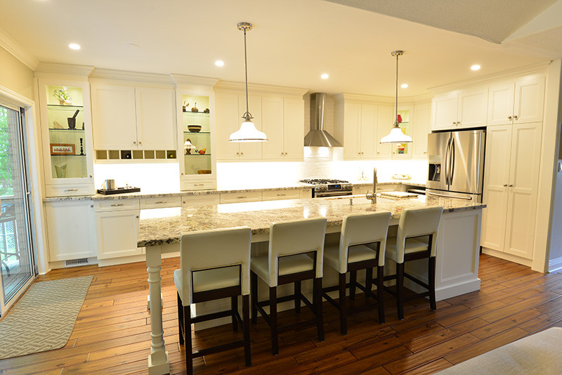 Transitional kitchen photo in Toronto