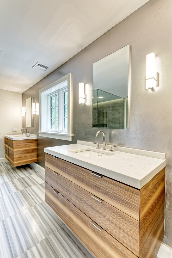 Example of a transitional bathroom design in New York