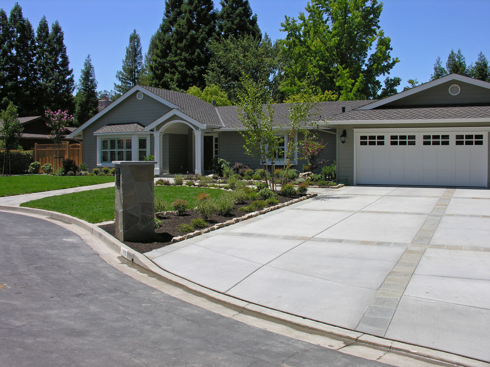Mid-sized traditional front yard full sun driveway in San Francisco with natural stone pavers.
