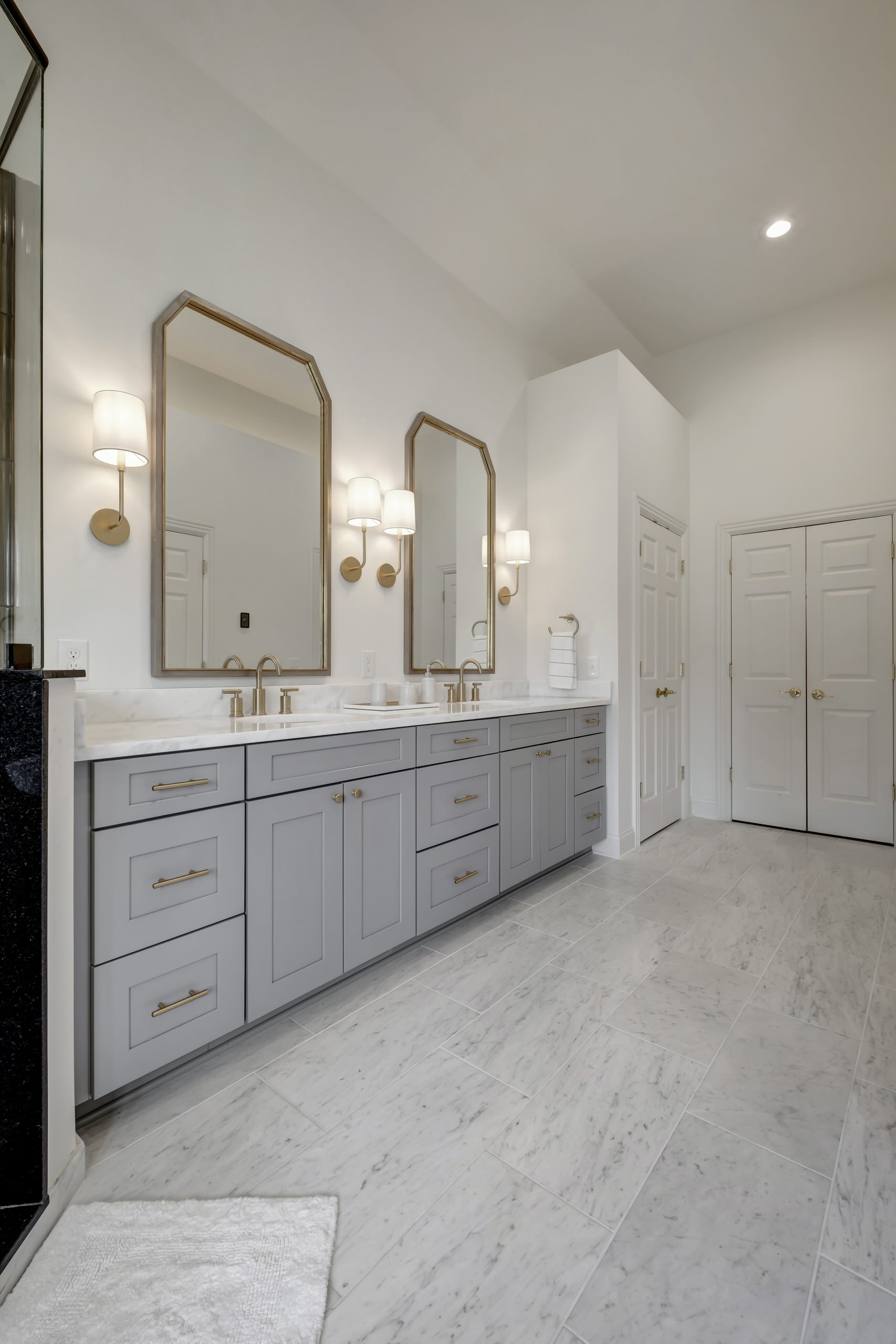 Elegant tile bath